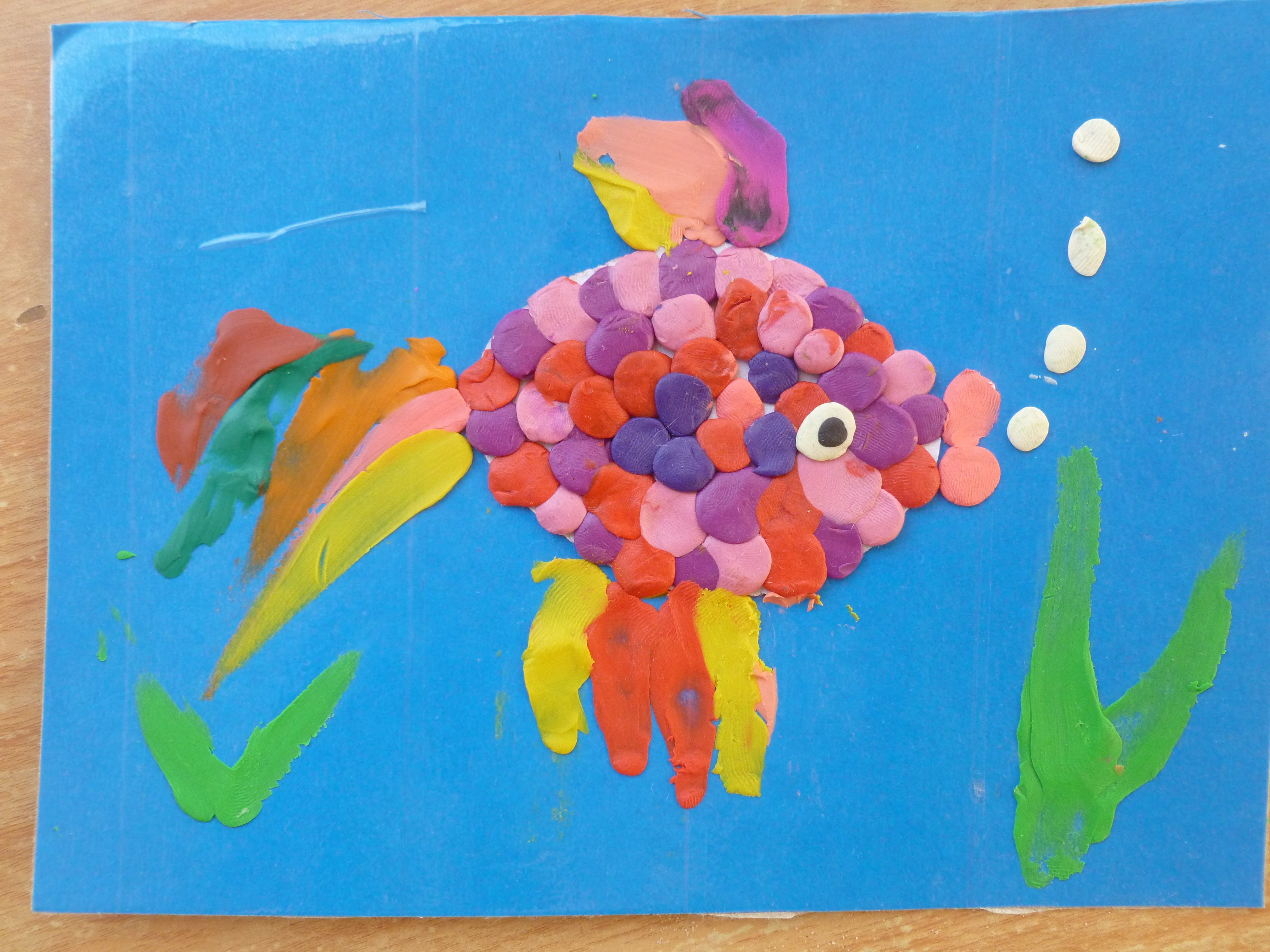 Пластилинография старшая группа шаблоны. Золотая рыбка техника пластилинография. Пластилинография для детей. Пластилинография в детском саду. Пластилинография рыбка.